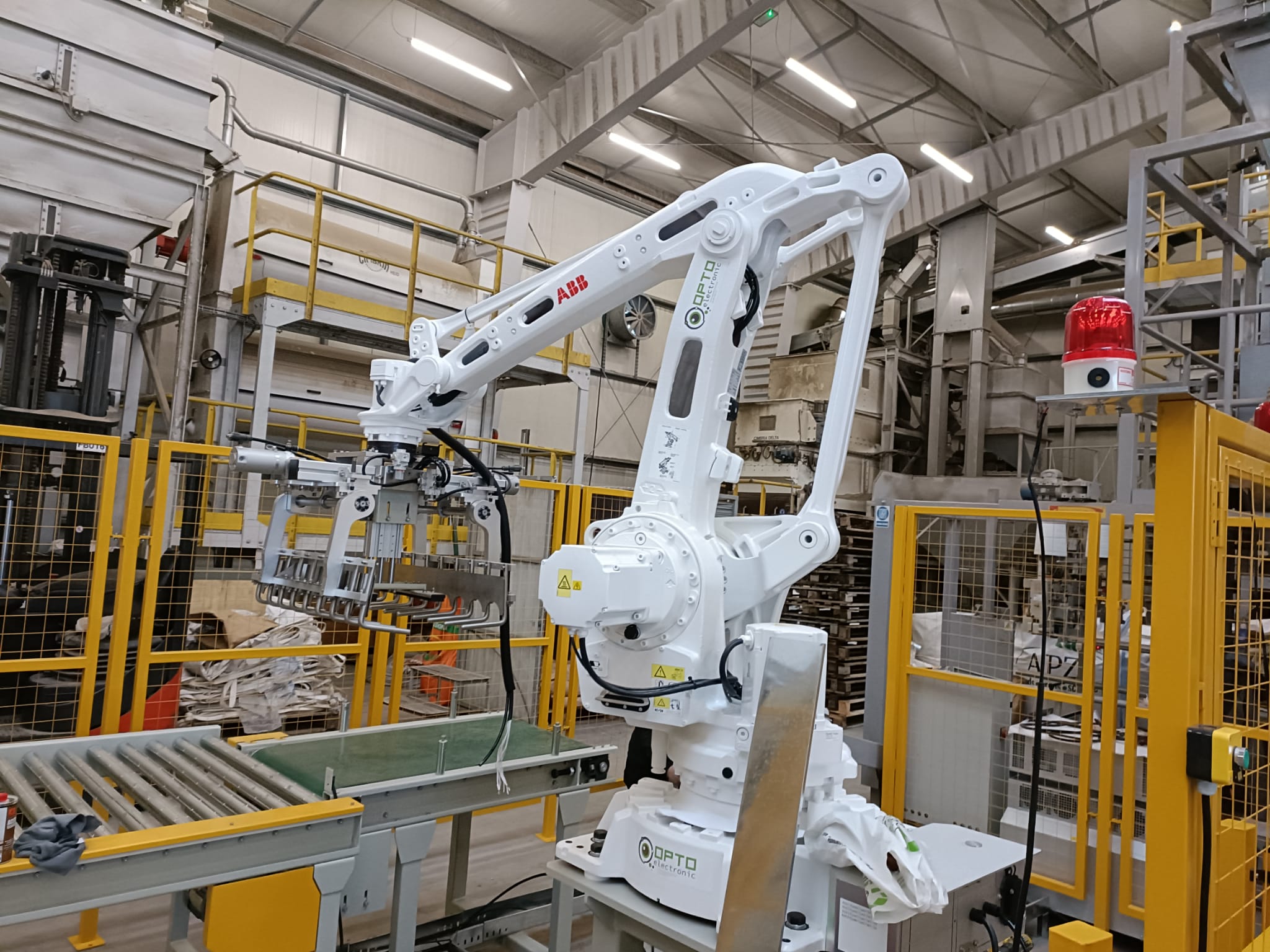 Rewolucja w procesach produkcyjnych: Jak roboty do paletyzacji przekształcają przemysł